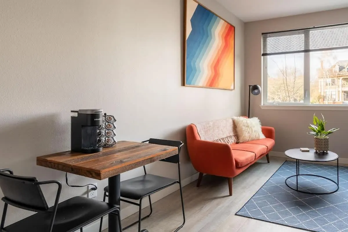 Retro Modern 1-Bedroom With 90 Walkscore Portland Apartment
