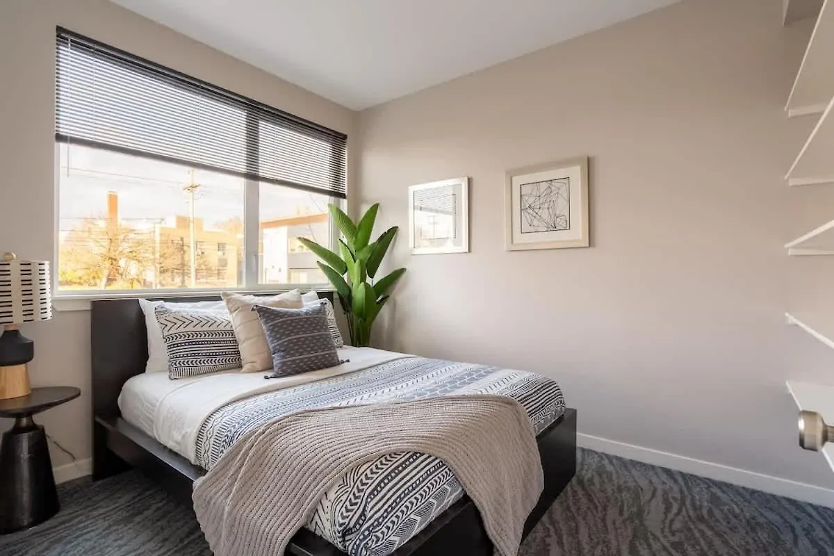 Retro Modern 1-Bedroom With 90 Walkscore Portland Apartment
